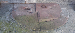 Ehemaliger Klosterbrunnen mit schwerer Sandsteinplatte abgedeckt 2019