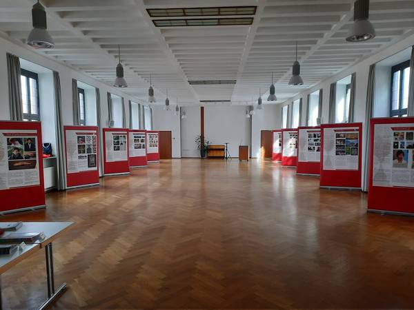 Quelle: Achim Dörr, Walldürn Rollups der Ausstellung der Eucharistischen Wunder vom Hl. Carol Acutis im Jahr 2022 im Walldürner Pfarrheim