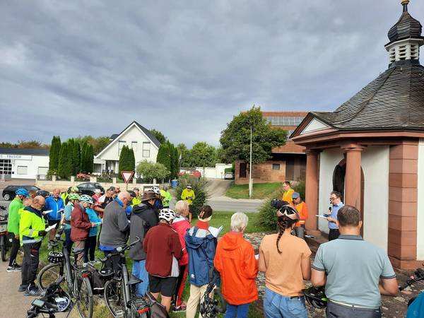 Quelle: Achim Dörr, Walldürn Treffpunkt der Radler und Radlerinnen an der Friedenskapelle in der Würzburger Str. in Walldürn
