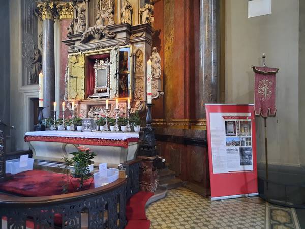 Quelle: Achim Dörr, Walldürn Rollupder Ausstellung von Carlo Acutis in der Walldürner Basilika am Blutaltar