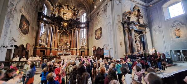 Erstkommunionkinder in der Wallfahrtsbasilika St.Georg Walldürn während des Gottesdienstes 2025