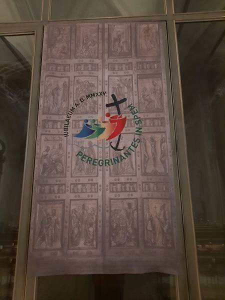 Quelle: Achim Dörr, Walldürn Banner der Hl. Pforte in der Basilika, symbolisiert die heilige Pforte des Petersdorm in Rom