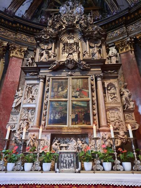 Geschlossener Blutaltar in der Wallfahrtsbasilika St.Georg Walldürn