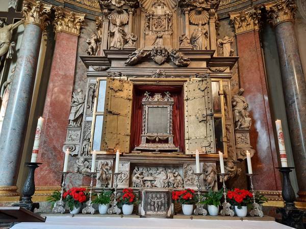 Geöffneter Blutschrein in der Wallfahrtsbasilika St.Georg Walldürn