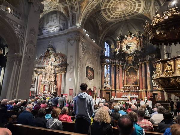 Pilger und Pilgerinnen in der Wallfahrtsbasilika St.Georg Walldürn