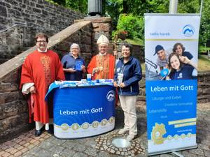 Infostand von Radio Horeb ; Im Bild Pater Josef Brugla und Erzbischof Dr. Bentz