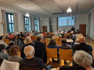 Gefüllter Pfarrsaal beim Festvortrag Dr. Cornelius Lange