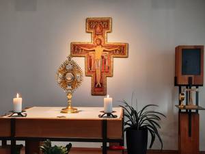 Altar, Monstranz und Kreuz in der Franziskuskappelle im Pfarrheim Walldürn