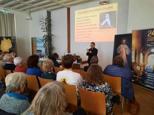 Quelle: Achim Dörr, Walldürn Voll besetzt war der katholische Gemeindesaal in Walldürn beim Einkehrtag mit Dekan Bernhard Hesse als Referent zum Thema „Eucharistische Anbetung“.