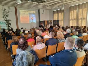 Voller Gemeindesaal in Walldürn beim Einkehrtag mit Dekan Bernhard Hesse