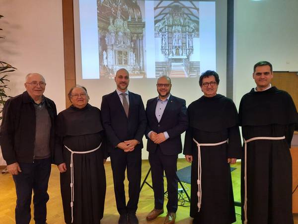 Quelle: Achim Dörr, Walldürn Walldürner Patres und Bürgermeister Meikel Dörr mit Festredner Cornelius Lange